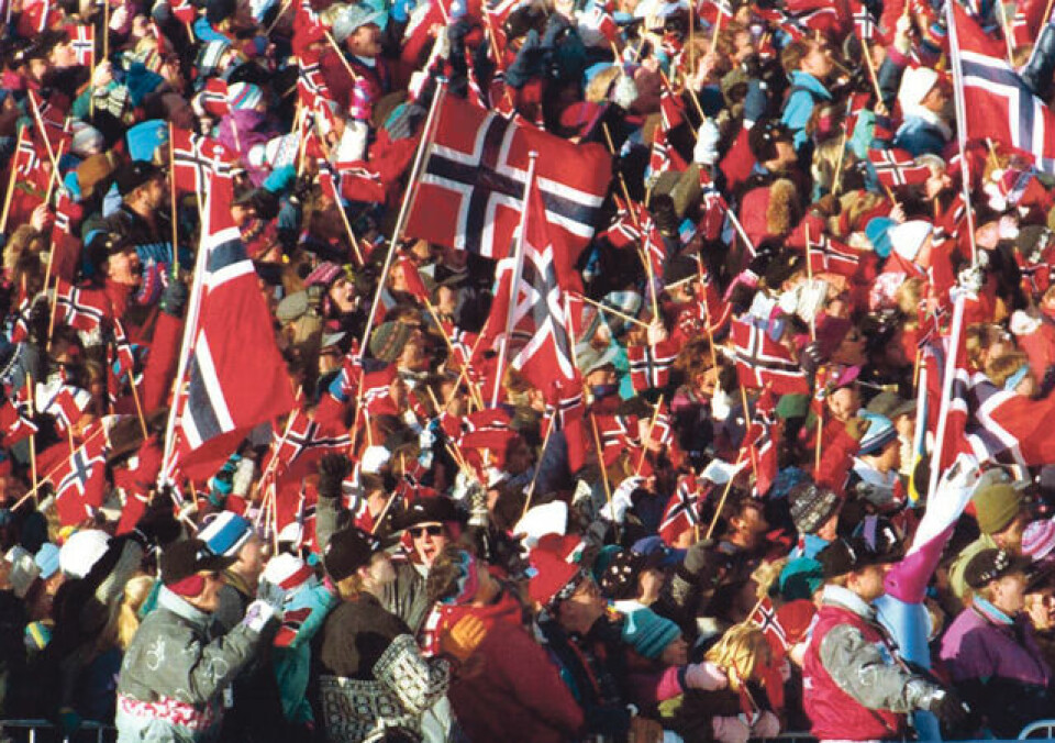 Nasjonalbrølet: Se mannen i Sondre-klærne. Se han i frivilliguniformen. Se luene, pinsen på dem. Se ekstasen fra mennesker i ett med seg selv og sin nasjon, et helstøpt folk, et vandrende folkemuseum for verden, som elsker dem, slik de selv også elsker sitt speilbilde. Foto: Knut Snare/NTB Scanpix