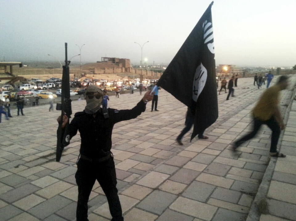 IS-kriger med flagg og våpen i den irakiske byen Mosul, 2014. Foto: NTB Scanpix