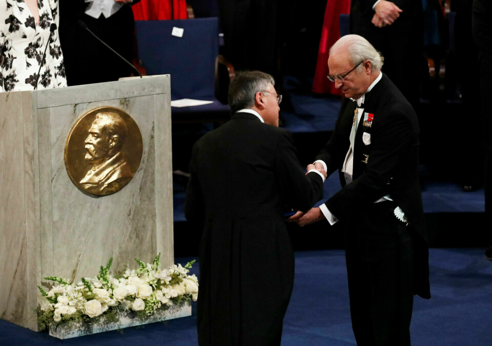 Fra øverste hold: Kazuo Ishiguro mottar Nobelprisen i litteratur for 2017 av kong Carl Gustaf. Foto: Chona Kasinger / The New York Times / NTB Scanpix