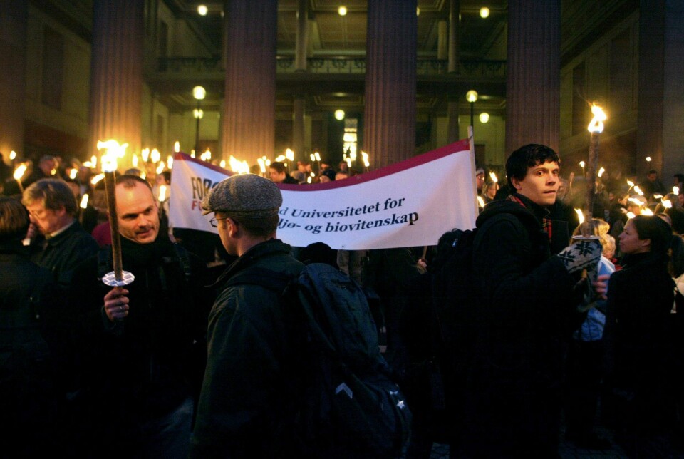 Professoropprop: Forrige gang foretaksmodellen ble foreslått, under Kristin Clemet, utløste det professoropprop. Akademikerne samlet seg også sammen med studentene i aksjonsgruppen Fritt akademia. 26. januar 2005, måneder før regjeringen skulle legge frem endelig ny universitetslov for Stortinget, arrangerte de fakkeltog for akademisk frihet. Foto: Jon Hauge/Aftenposten/NTB scanpix
