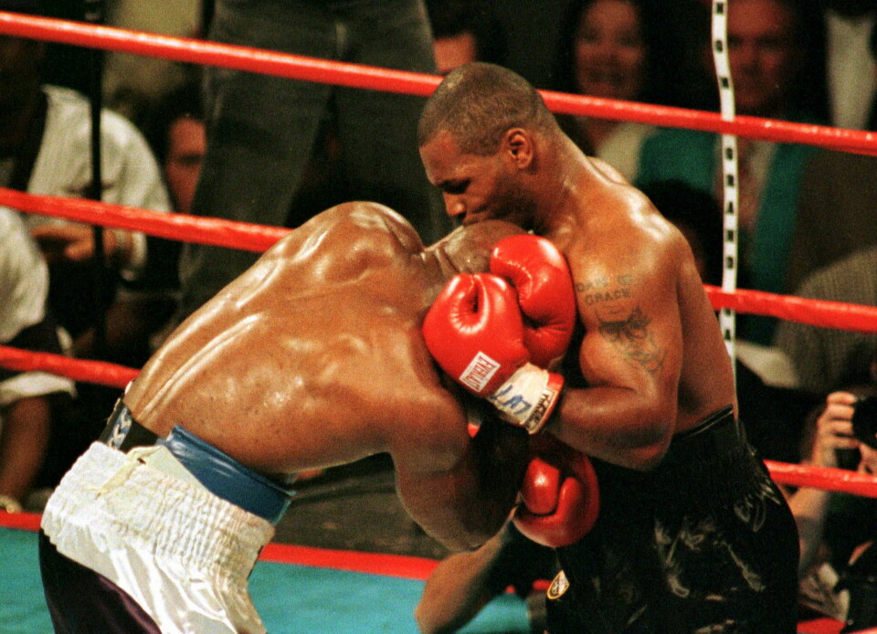 Mike Tyson biter øret av Evander Holyfield i tredje runde i VM-kampen i tungvekt i 1997. Tyson ble diskvalifisert. Ved å sakse sammen noen av sitatene Mike Tyson har gitt til pressen gjennom årene, klarer Paul Beatty å vise hvordan bokseren snakker på mange strenger. Foto: Steve Marcus / REUTERS / NTB scanpix