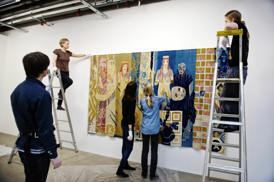 Dreier kunstspråket seg om språklig jåleri, anti-intellektualisme og ekskluderende ordlegging rundt samtidskunsten. Her fra montering av Hanna Ryggen-utstilling på Oslo Kunsthall i 2011. Foto: Siv Dolmen/Morgenbladet