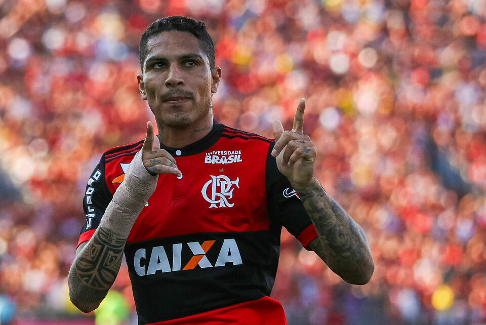 Perus Paolo Guerrero fikk utsatt soningen av dopingstraffen og får delta i fotball-VM i Russland. Her i kamp for det brasilianske topplaget Flamengo. Foto: Buda Mendes/Getty Images Buda Mendes/Getty Images