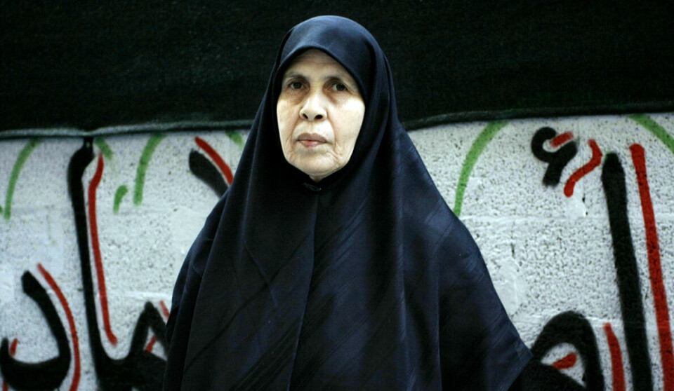 Kvinne-ikon: Umm Nidal er parlamentsmedlem og var en av stjernene da Hamas stilte til valg i 2006. Graffitien i bakgrunnen inneholder navnene på de tre døde sønnene hennes.