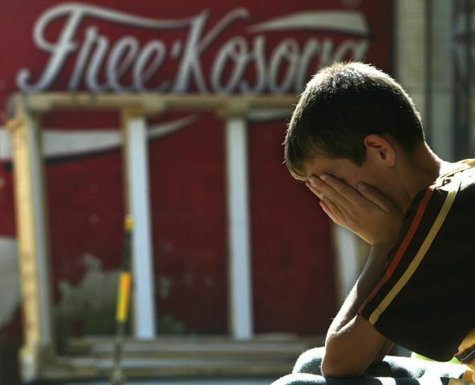 Tunge dager: En etnisk albansk gutt sitter ved et veggmaleri i Kosovska Mitrovica, hvor stemningen er spent mellom de etniske gruppene. Foto: Visar Kryeziu/Scanpix/AP