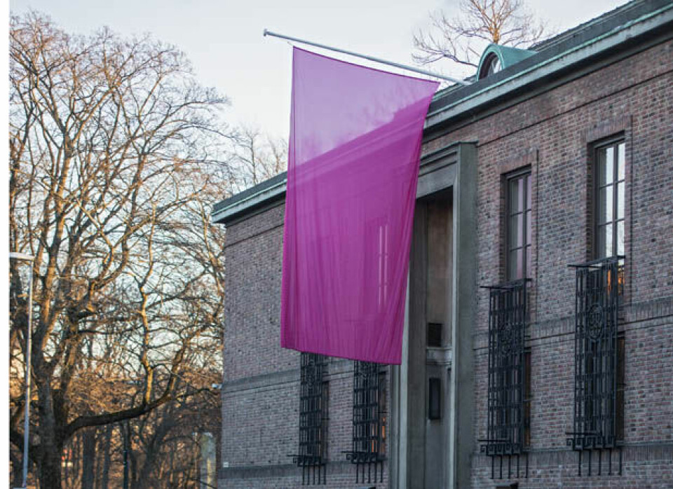 Under et rosa flagg: Trondheim Kunstmuseum markerte utstillingen Sammen og årsdagen for 22. juli-terroren med å boikotte nasjonale flagg, i stedet ble det heist et rosa. Foto: Morten Warholm Haugen