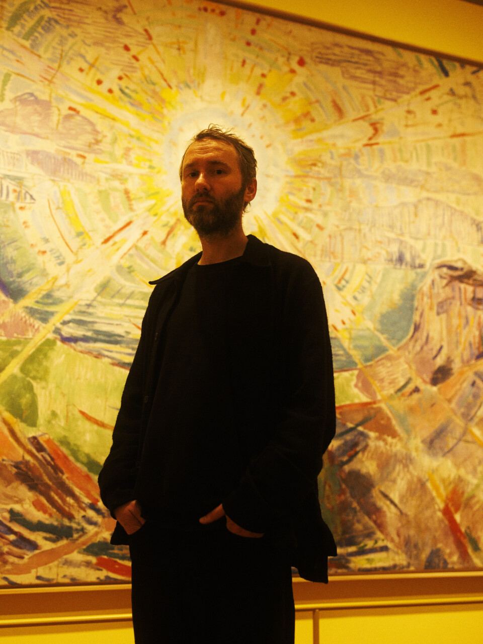 Stråler: Joakim Haugland, sjef for plateselskapet Smalltown Supersound, her omgitt av lys og lyd på utstillingen «Jordsvingninger» på Munchmuseet.