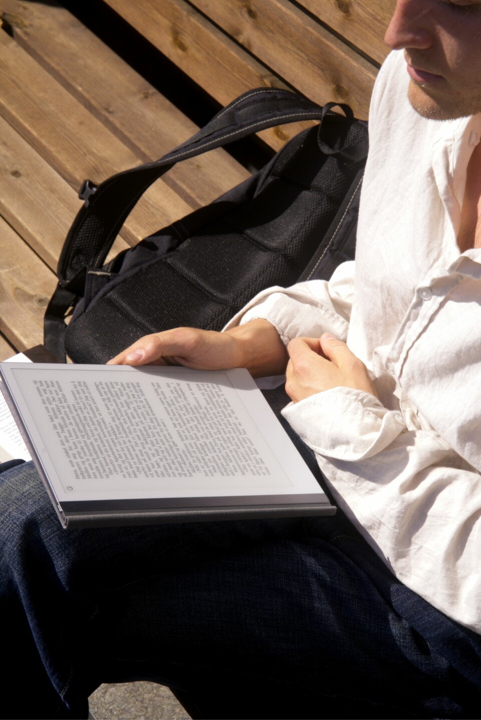 Epos på lesebrett: Litteraturstudent Tobias Osnes Johannesen var blant de få som satt i solen og leste utenfor Humanistisk fakultet på Universitetet i Oslo mandag formiddag. Til gjengjeld leste han Homers «Iliaden», så vi fikk følelsen av å være på HF, likevel.