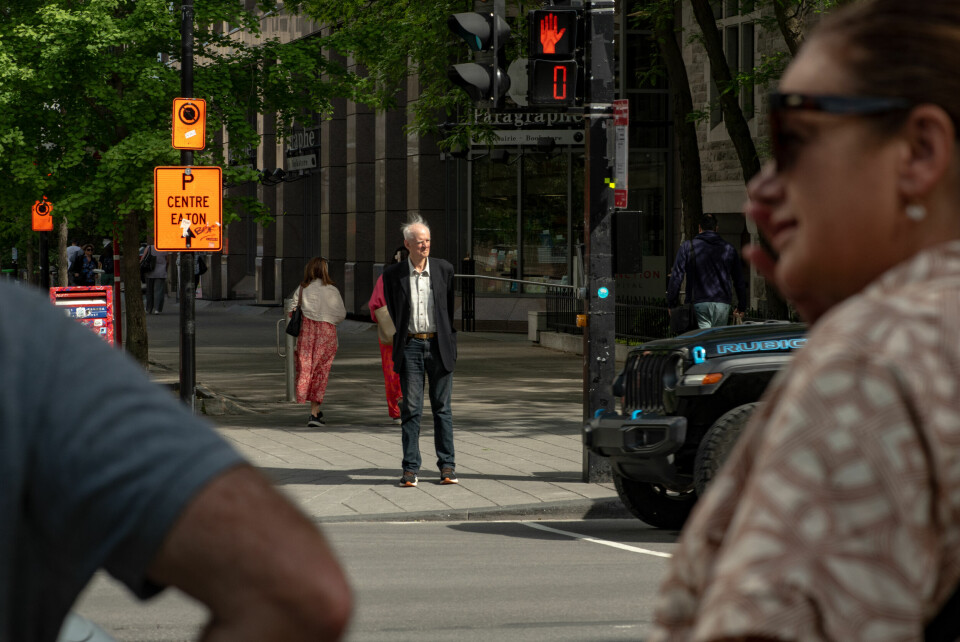 Moderne kaos: Kan den kosmiske forbindelsen finnes i et trafikkert bysentrum som i Montreal? Ja, mener Charles Taylor, på vei mot McGill-universitetet, der kanadieren er blitt en av verdens viktigste nålevende filosofer. Når urbane mennesker lengter ut i naturen, lengter de ofte etter den kosmiske forbindelsen, tror Taylor. Charles Taylor