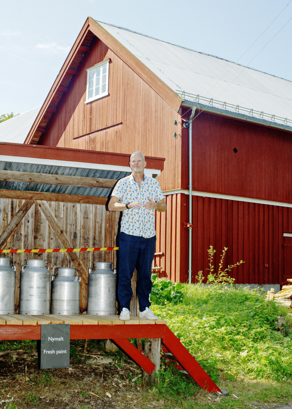 Are Kalvø tar mål av seg til å gi det endelige svaret på hvor det er best å bo. Her ved et nymalt skur med melkespann på Folkemuseet på Bygdøy. «Datidens Narvesen», sier Kalvø.