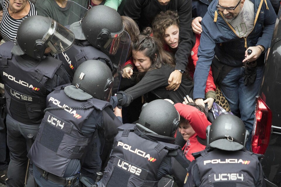 Politiet gikk hardt til verks i Barcelona søndag. Over 800 mennesker ble skadet. Foto: Almagro/ABACAPRESS.COM/NTB Scanpix