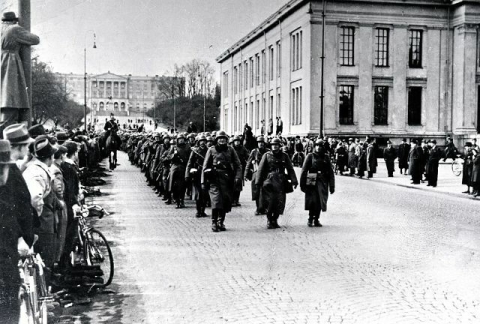 Identifisert? Med bortvendt ansikt står «gutten med sykkelen» og ser soldatene marsjere ned Karl Johan. Elisabeth Sveri tror likevel hun vet hvem det er. Foto: Privat