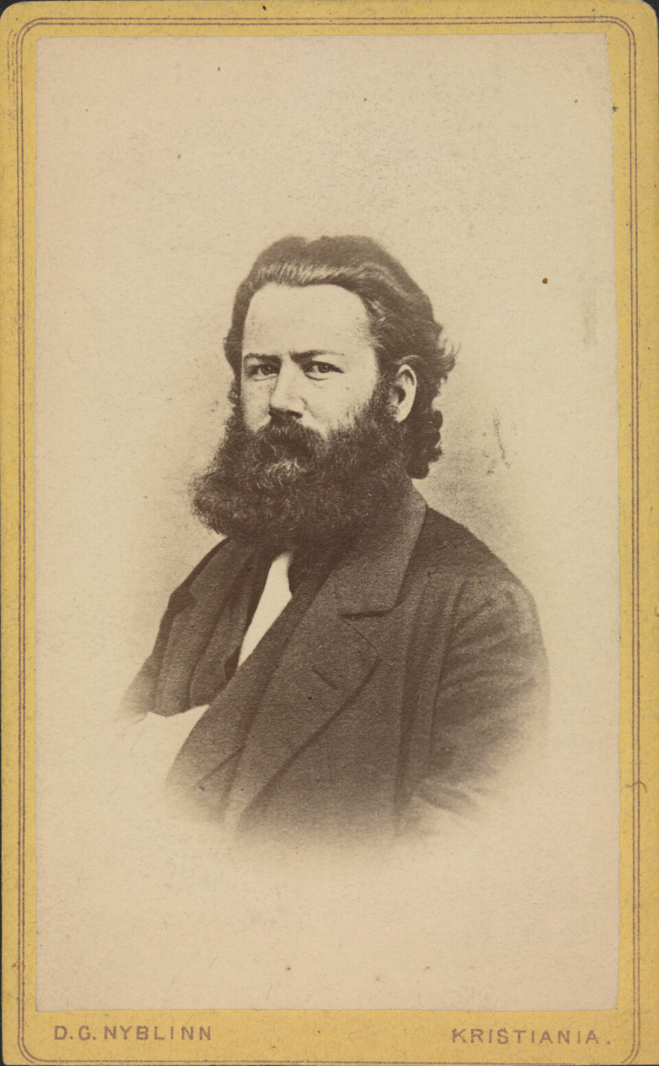 Myrdet? Hvor enkel eller vanskelig var tilværelsen for Henrik Ibsen i bergensårene, spør anmelderen. Her er han portrettert ca. 1861-1864.