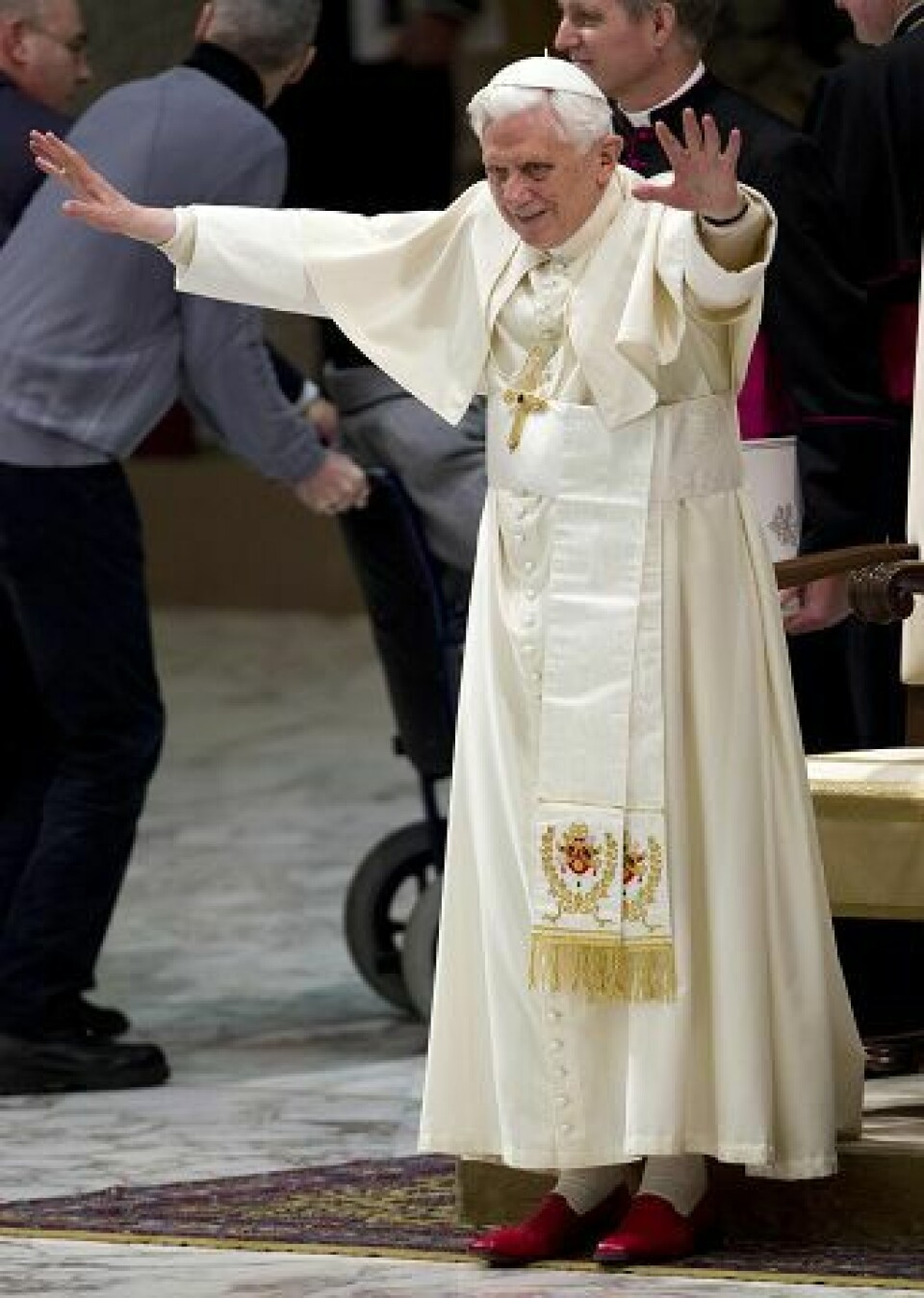 Kirkelig balansekunst: Her ved Pave Benedikt XVI. Foto: Scanpix