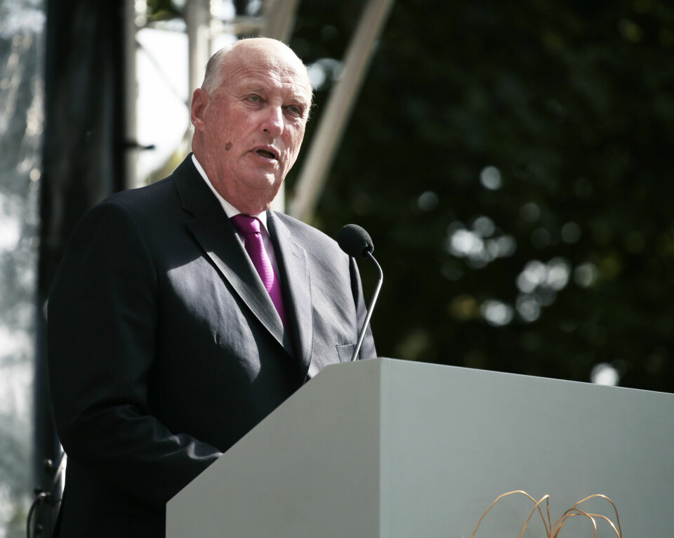Kong Harald holder tale under hageselskapet. Kong Harald og dronning Sonja inviterer til hageselskap i Dronningparken. Kronprins Haakon, kronprinsesse Mette-Marit, prinsesse Ingrid Alexandra og prinsesses Astrid deltar også i selskapet hvor 1500 mennesker er invitert.