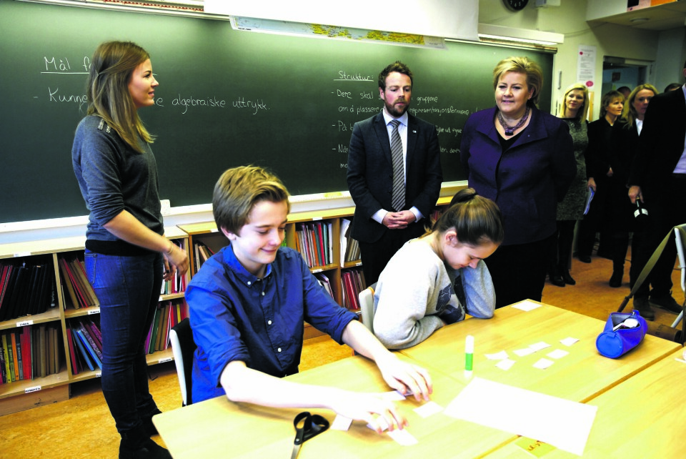 Nyliberalismen inn i skolen: Statsminister Erna Solberg og kunnskapsminister Thorbjørn Røe Isaksen besøker mattelærer Tina Seyfarth (til venstre) og elevene Sebastian Lindblad og Frida Lykke Hagen i klasse 9c på Skøyenåsen skole i april. Foto: Heiko Junge / NTB scanpix