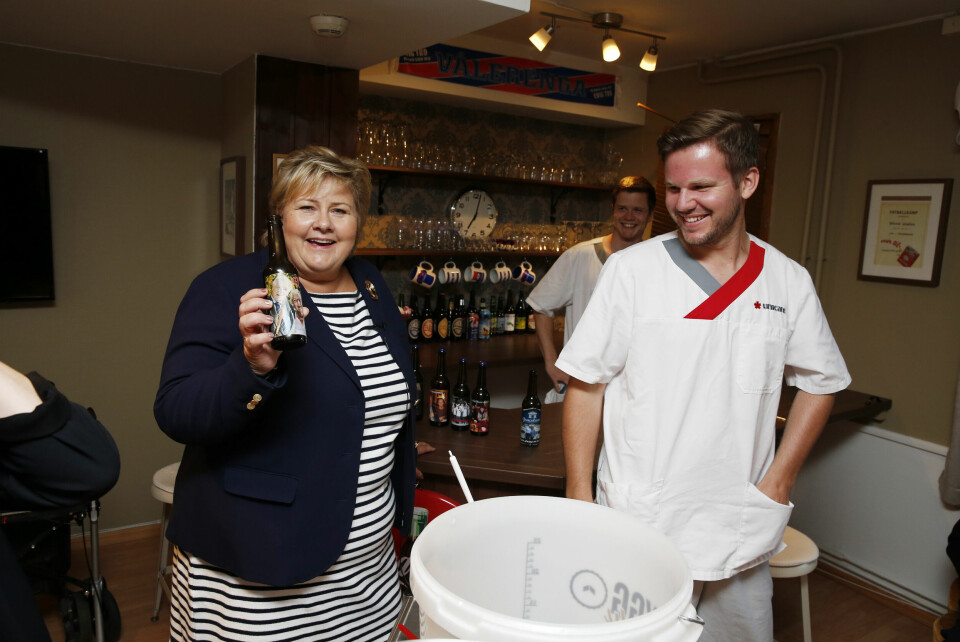 Privat moro: Det mye omtalt Manglerudhjemmet i Oslo er et godt eksempel på at private leverer bedre tjenester til lavere kostnad, mener James Stove Lorentzen. Her besøker statsminister Erna Solberg det mye omtalte Manglerudhjemmet, der man kan drikke øl i baren på sykehjemmet. ⇥⇥Foto: Trond Solberg/VG/Scanpix