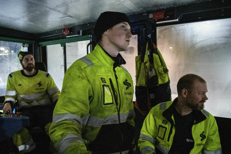 Mangel på folk: Dersom vi ikke starter med omfattende import av arbeidskraft, går regjeringens regnestykke rett og slett ikke opp, skriver Aslak Bonde. Her: Sporveien klargjør linjen mellom Majorstuen og Frognerseteren. Ansatte i Sporveien