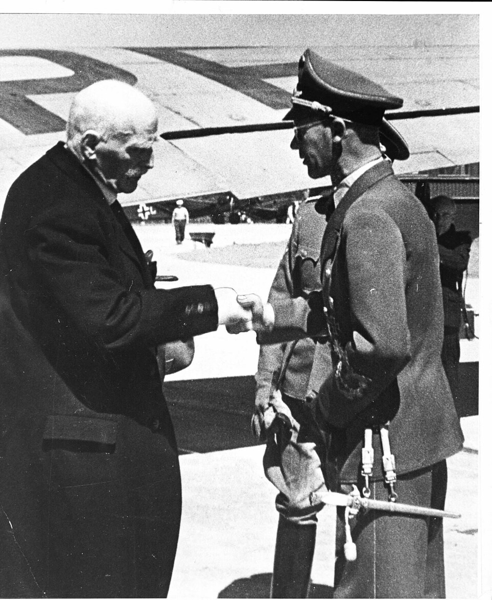 Etter det mislykkede møte med Hitler i 1943, ble Hamsun mottatt på Fornebu av rikskommissær Josef Terboven, en mann han foraktet. NTB arkivfoto
