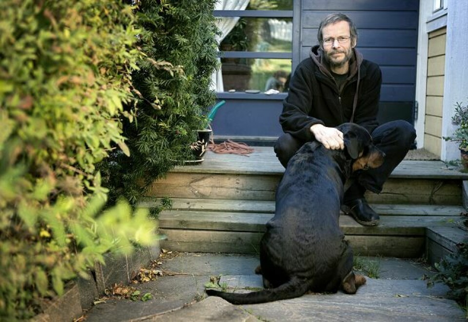 Ikke alltid like klart: Det er helt greit å bruke ord som «diskursanalyse» når man vet hva man snakker om, sier professor Espen Schaanning, men tilføyer at Foucaults begreper i mange tilfeller blir ren pynt. Her sammen med hunden Diva.