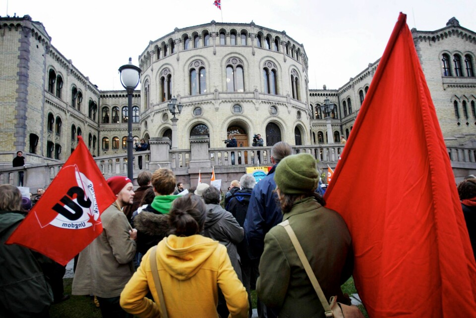 2005: 9. november demonstrerer sentrale SV -politikere sammen med Fredsinitiativet på plenen foran Stortinget mot sin egen regjerings avgjørelse om å sende F-16-fly til Afghanistan. Foto: NTB Scanpix