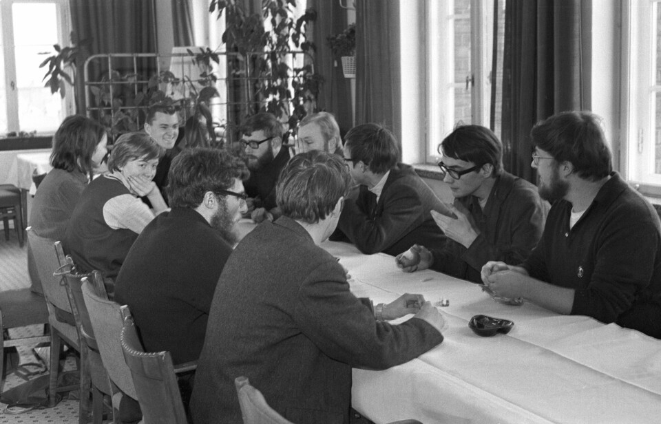 1969: SF utraderes fra Stortinget etter å kun ha fått 3,4 prosent ved Stortingsvalget. «Da tente jeg sigaren», skrev Einar Gerhardsen senere om hendelsen. Foto: NTB Scanpix