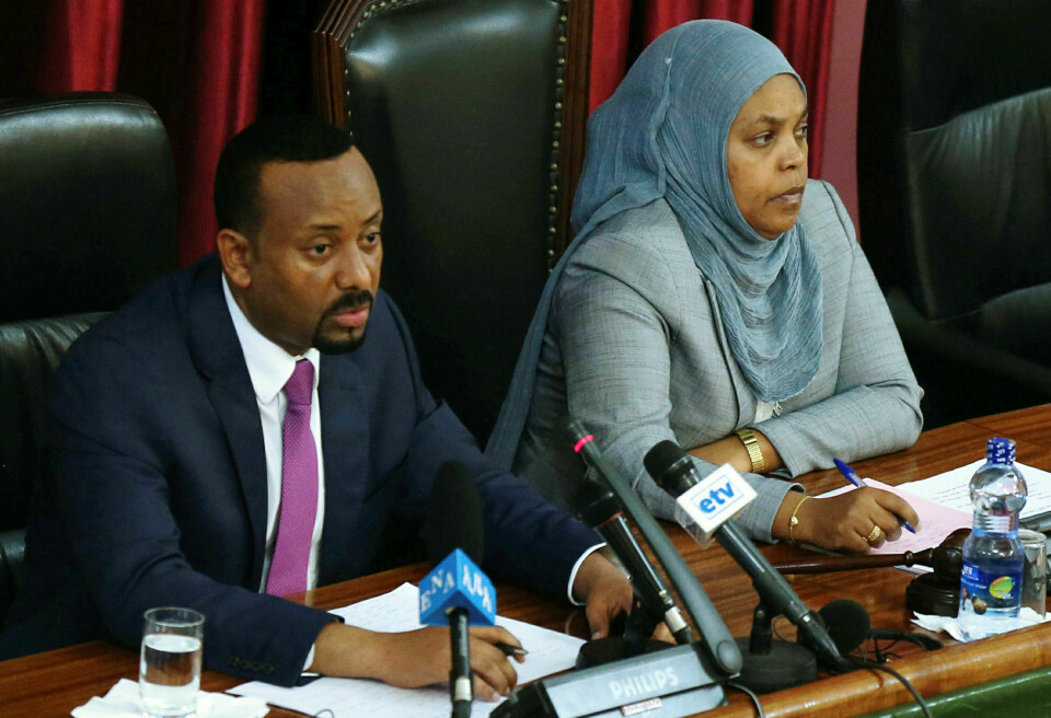 Etiopia på likestillingskartet: Statsminister Abiy Ahmed har fått på plass en regjering hvor halvparten er kvinner. Her sitter han sammen med Muferiat Kamil, som leder det nyopprettede fredsdepartementet. Foto: Tiksa Negeri / NTB scanpix