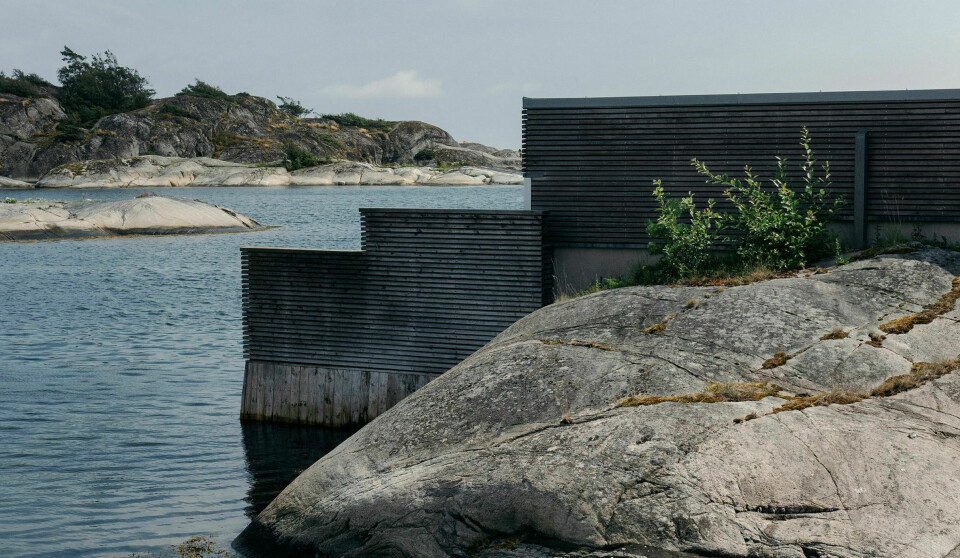 Privatisering av strandlinjen: Mange steder hindrer gjerder og andre innretninger fri ferdsel. Her: Portør i Kragerø kommune. Foto: Christian Belgaux