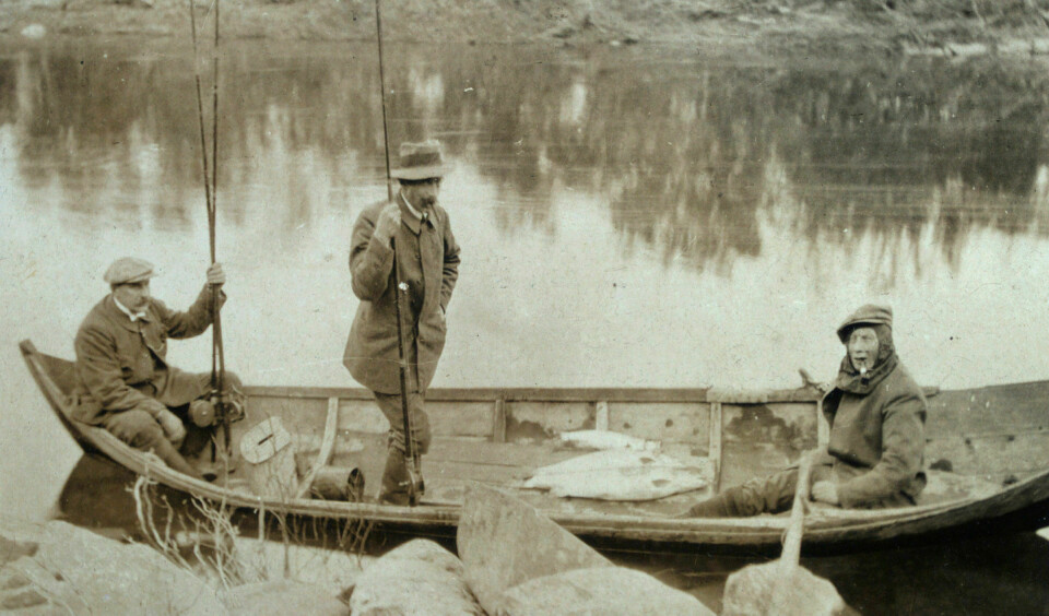 Laksefiske i Jakobselv: Det var aldri noe krøll med snører som lå i båten der småseien sprella i min barndom, skriver Ivar Sognli. Foto: Ukjent / Finnmark fylkesbibliotek