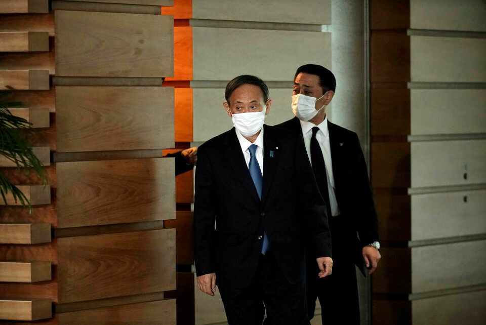 I motsetning til avtroppende statsminister Shinzo Abe, kommer ikke nyvalgte Yoshihide Suga fra noe politisk dynasti. Han har navigert seg frem til denne posisjonen fra vanlige kår i et av de minst befolkede fylkene i Japan, uten partifraksjoner i ryggen. Her er Suga (til venstre) på vei ut fra statsministerens kontor onsdag denne uken. Foto: Eugene Hoshiko / AP / NTB