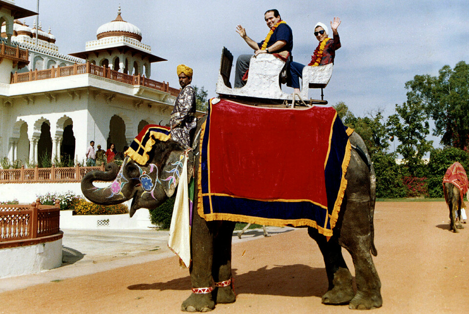 Venner for livet: Progressive Ruth Bader Ginsburg og erkekonservative Antonin Scalia var nære venner. Etter denne rideturen i India i 1994, hevdet Scalia at feminister hadde klaget på at han satt foran. Ginsburg kunne melde at det derimot handlet om å fordele vekten på gunstig vis for elefanten. Ruth Bader Ginsburg døde fredag 18. september. Foto: AP / NTB