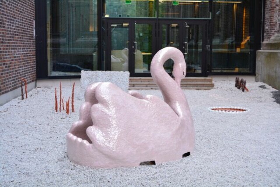 Stor rosa, glitrende svane i keramikk gis bort!