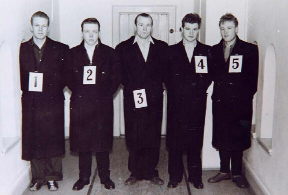 Bilde tatt i forbindelse med rettssaken mot Fredrik Fasting Torgersen i 1957-8. Torgersen i midten. Politiet i Oslo.