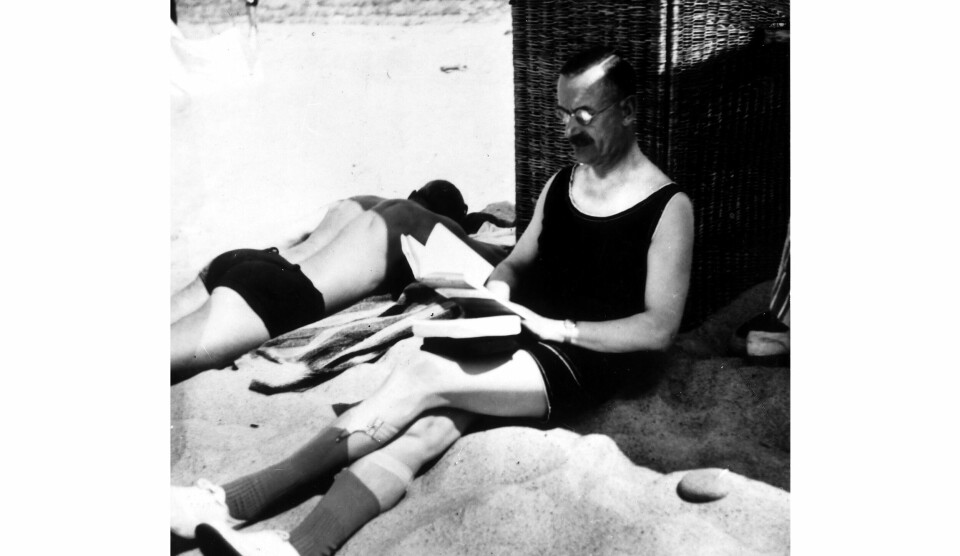 Frem med bøkene: Gjør som den tyske forfatteren Thomas Mann gjorde i 1932; ta meg deg bøkene og legg ut på en aldri så liten litteratour. Stjele stilen kan du også gjøre! Foto: Ullstein Bild / Getty Images
