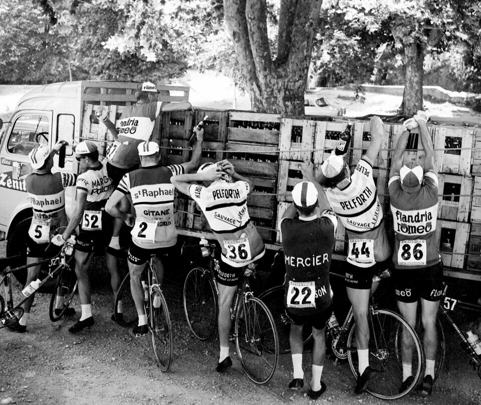 «Alle tar piller»: Ideen om et ritt Frankrike rundt, tok aldri hensyn til hva som var menneskelig mulig. Rytterne dopet seg fra dag én. Her stopper en gruppe syklister for friske forsyninger i den ellevte etappen i Tour de France i 1964. Foto: Roger Viollet/Getty Images
