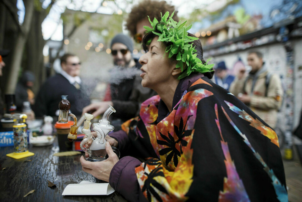 Alternative rusmidler: Vi har valgt å straffe brukere av cannabis og LSD, ikke fordi vi har dokumentasjon for at disse vil føre til større sosiale problemer enn alkohol og nikotin, men fordi bruk av disse rusmidlene avviker fra det vi anser som normalt. Bildet er fra da cannabis ble legalisert i Canada, 17. oktober i fjor. Foto: Bloomberg / Getty Images