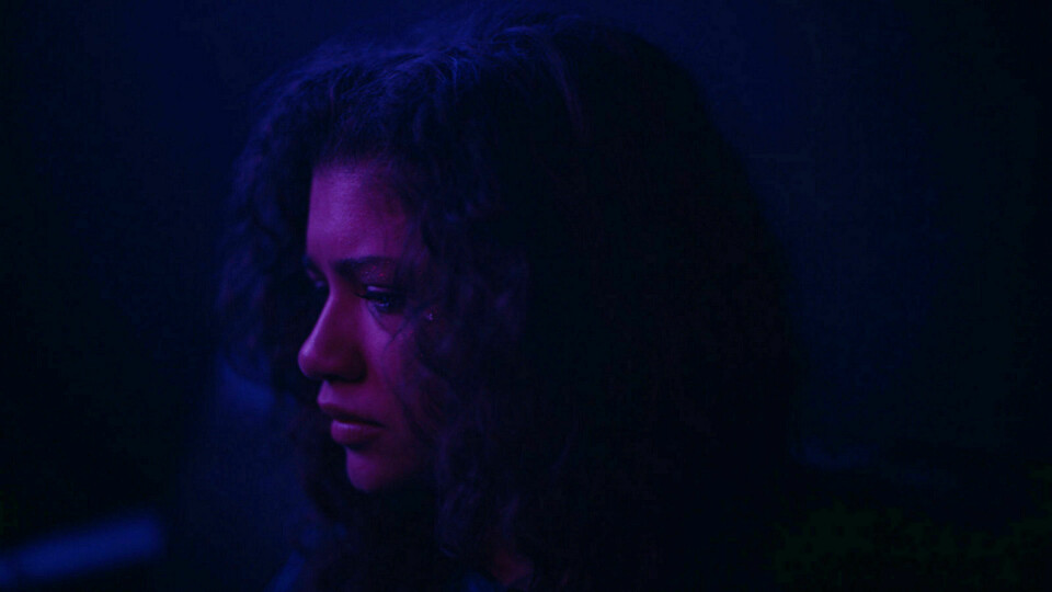Rusavhengig: Rue (Zendaya) er seriens hovedperson og forteller. Foto: HBO
