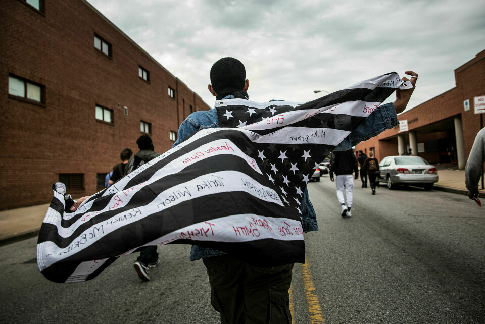 Baltimore: Rasismen, som Paul Gilroy ser som del av den rådende ideologien i USA og Storbritannia, alltid til stede i tekstene hans. Bildet er fra en markering i Baltimore, til støtte for at det ble tatt ut tiltale mot politibetjentene som var involvert i dødsfallet til Freddie Gray. Ingen av dem ble dømt. Foto: Andrew Burton/Getty Images