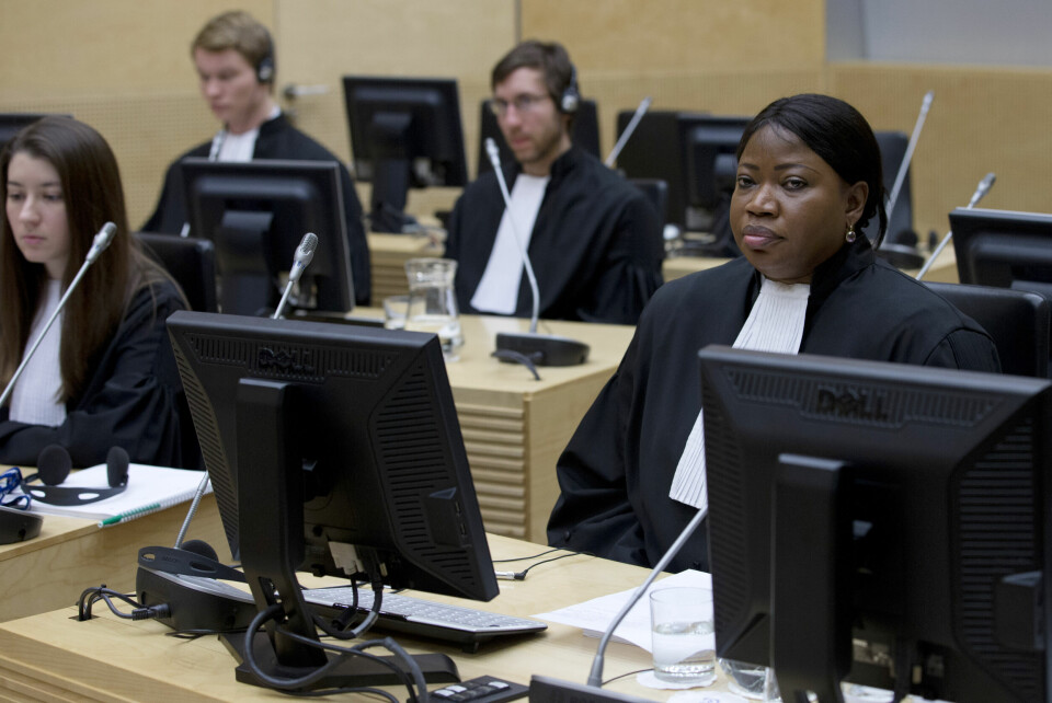 Svekket tillit: Sjefsanklager Fatou Bensouda ved Den internasjonale straffedomstolen (ICC), her til høyre, må få alle fakta på bordet etter avsløringene rundt hennes forgjenger. Det er nødvendig for å sikre den avgjørende tilliten til domstolen, skriver Morten Bergsmo, som ledet oppbyggingen av aktoratet i i ICC. Foto: AP/Peter Dejong/NTB Scanpix