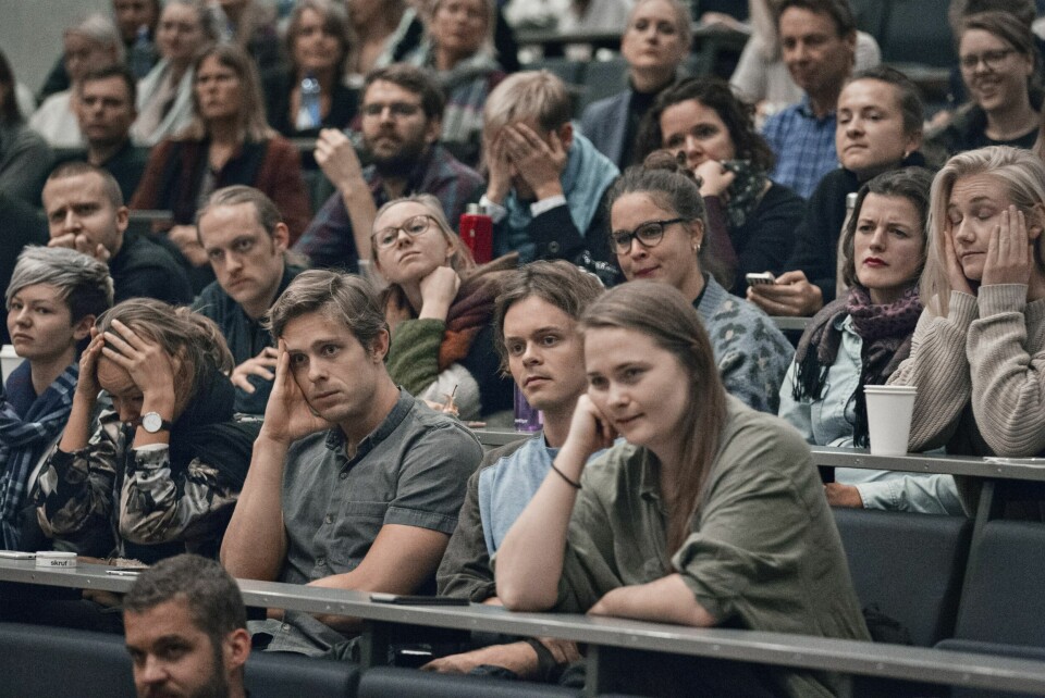 Tynnslitt tillit: Stemningen var høfligere, men under kokte det da studenter og ansatte møtte universitetesledelsen på Psykologisk institutt onsdag. «Det virker ikke som at dere tar innover dere at dette faktisk er alvorlige avvik», sa viserektor Per Morten Sandset – til latter og sukk fra salen.