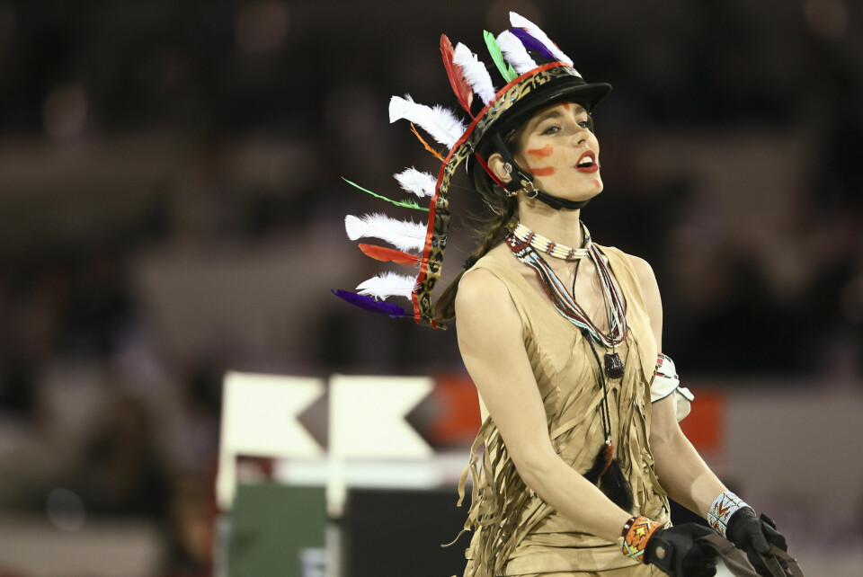 Vakte oppsikt: Prinsesse Charlotte Casiraghi av Monaco entret manesjen utkledd som indianer under et ridestevne i Paris. Foto: Stephane Cardinale / Corbis / Getty Images