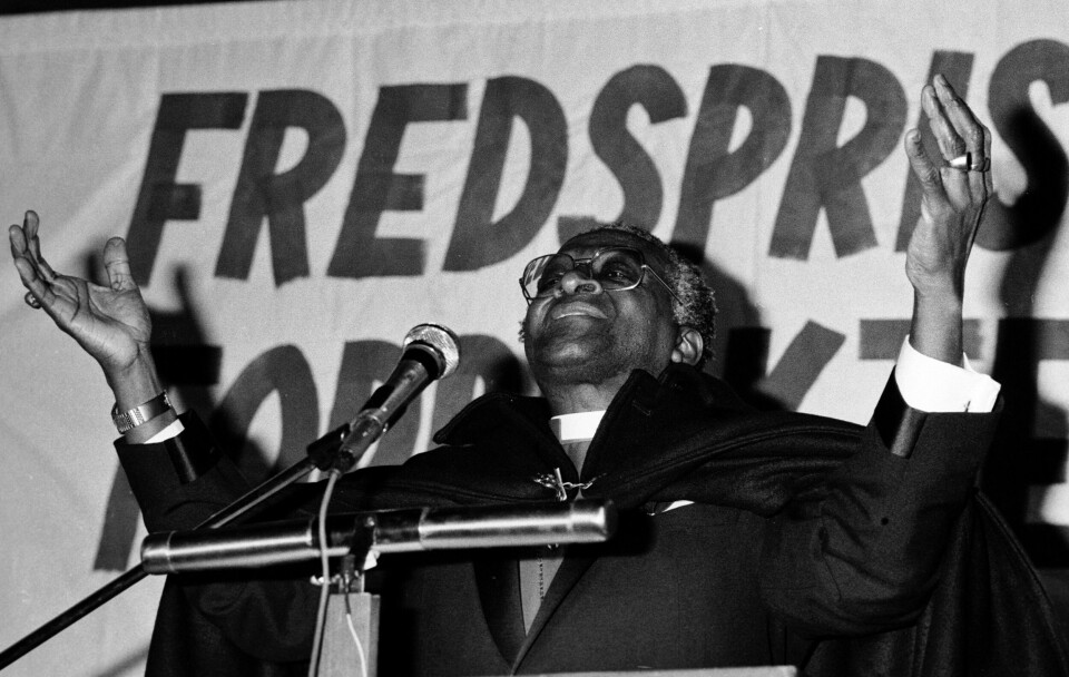 Disket? Mener Hauglid at biskop Desmond Tutu er diskvalifisert som moralsk stemme på grunn av sin tro? Her holder Desmond Tutu appell på Universitetsplassen i Oslo i 1984. Foto: Morten Uglum / Aftenposten / NTB Scanpix