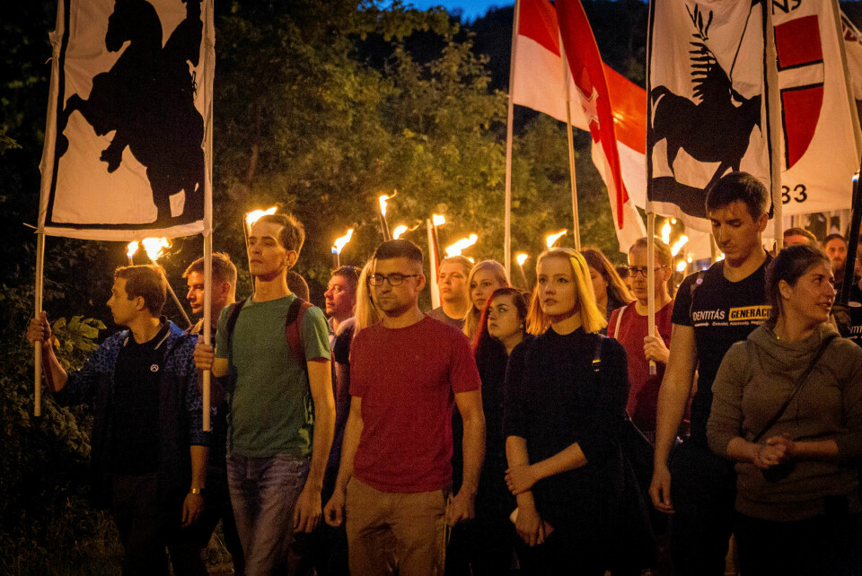 Truer demokratiet? Unge demonstranter fra ytre høyre går i fakkeltog i Wien, Østerrike. Foto: David Speier/NurPhoto/Getty Images