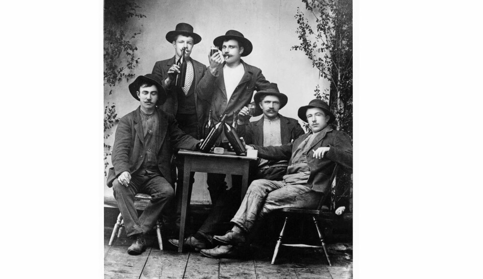 Sverige: Fem rallarer feirer midtsommeraften i et fotoatelier tidlig på 1900-tallet, mens de arbeidet på veien mellom Lima og Rörbäcksnäs i Dalarna. Rallarene var mange steder sentrale i populariseringen og spredningen av runddansmusikken. Foto fra Nordiska Museet