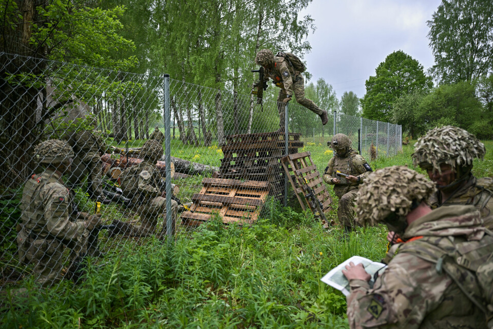 – Det er ganske realistisk å se for seg at Russland vil begynne med å ta en substansiell del av et av de baltiske landene, sier Fabian Rene Hoffman. Her: Britiske soldater under Nato-øvelsen Hedgehog ved grensen mellom Estland og Latvia, 26. mai 2022.