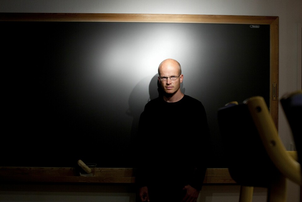 Bli lys! Johannes Skaar arbeider blant annet med å manipulere hvordan lysbølger reflekteres. Foto: Ellen Lande Gossner