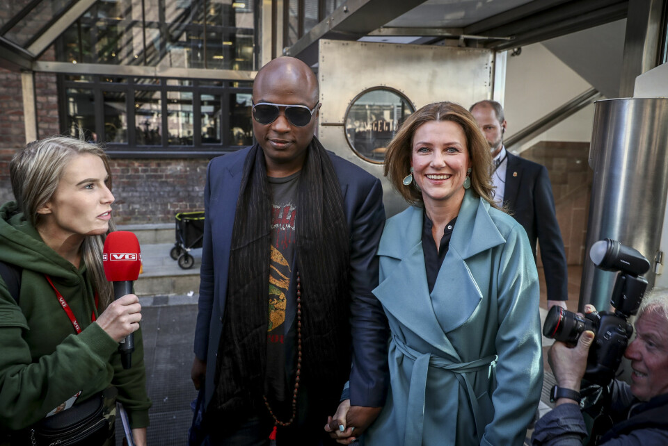 I oppladningen til bryllupet mellom Märtha Louise og Durek Verrett viser Se og Hør at de går lengre enn de andre kjendisredaksjonene. Samtidig ser parets sinne mot bladet ut til å ramme hele kjendispressen. Durek Verrett og prinsesse Märtha Louise på vei inn til God Morgen Norge TV2 på Aker Brygge.