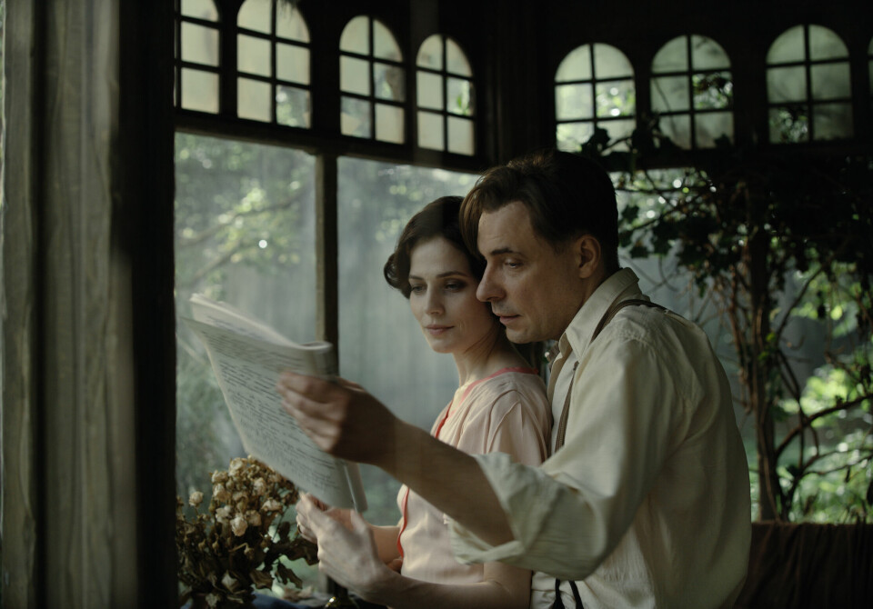 Hisset på seg patriotene: 25. januar i år hadde Mesteren og Margarita - filmatiseringen av Mikhail Bulgakovs roman med samme tittel - premiere i Russland. Her: Julija Snigir og Jevgénij Tsyganóv i hovedrollene. Yulia Snigir and Yevgeny Tsyganov in The Master and Margarita