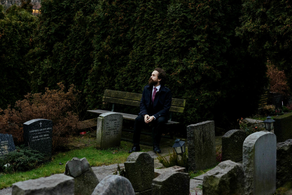 Memento mori: Stoikerne anbefalte å minne seg selv på at man skal dø, for å bli bedre til å prioritere mens man lever. Harald Langslet Kavli (33) har ikke tenkt så mye på døden ennå. – Jeg bør kanskje begynne å gjøre det. Det er en påminnelse om at det vi trakter etter er forgjengelig, sier han.