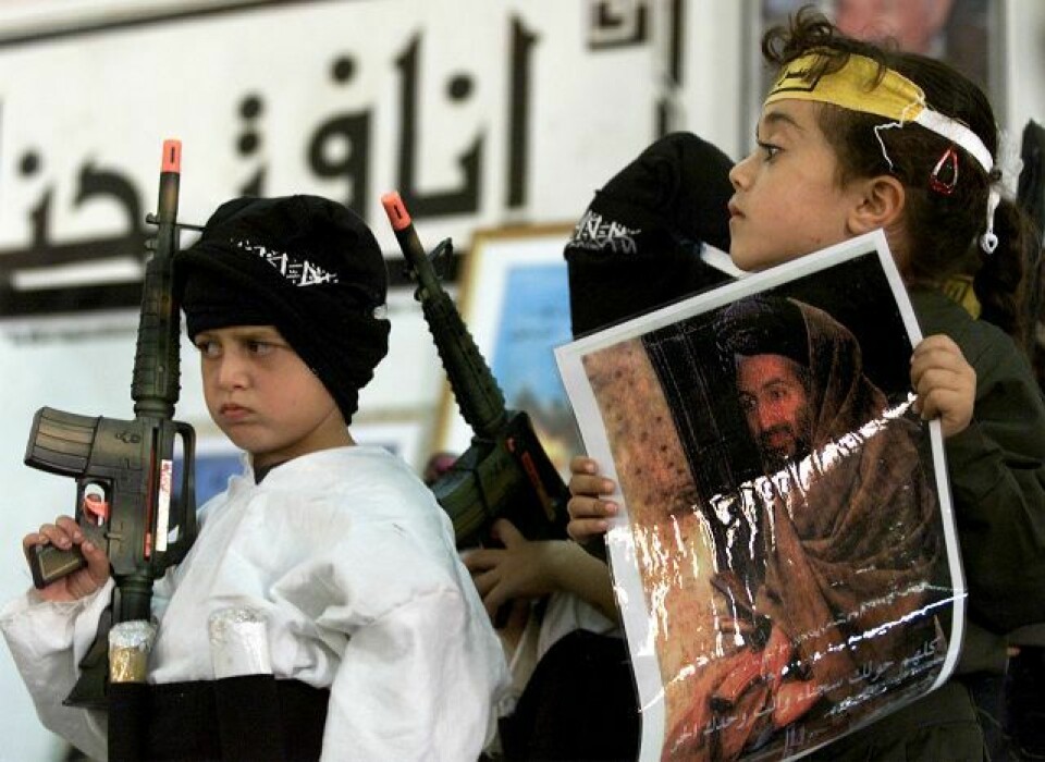 Hyllest: Palestinske gutter løfter lekegeværene sine i en hyllest til selvmordsbombere i oktober 2001. Foto: Murad Sezer /AP/Scanpix